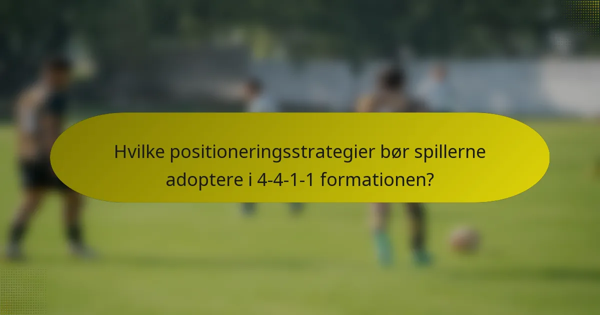 Hvilke positioneringsstrategier bør spillerne adoptere i 4-4-1-1 formationen?
