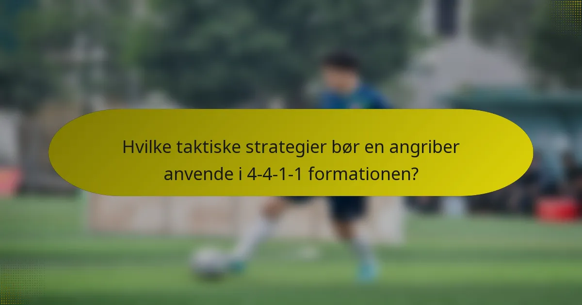 Hvilke taktiske strategier bør en angriber anvende i 4-4-1-1 formationen?